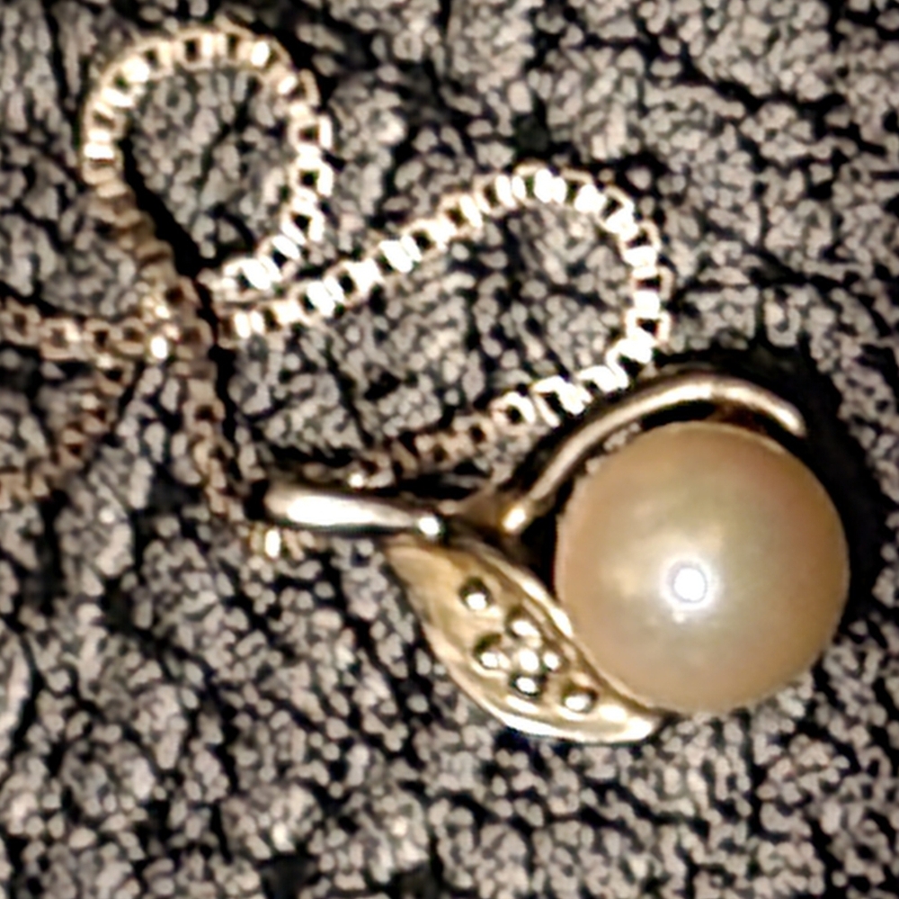 14kt White Gold Pearl and Diamond Pendant With sterling silver chain